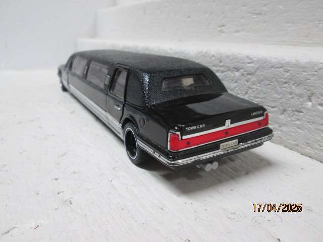 DIE CAST - 1:24 SCALE - FORD LINCOLN LIMOUSINE