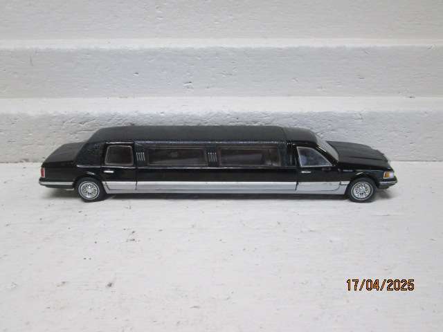 DIE CAST - 1:24 SCALE - FORD LINCOLN LIMOUSINE