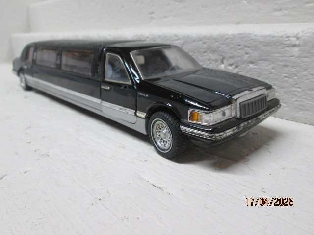 DIE CAST - 1:24 SCALE - FORD LINCOLN LIMOUSINE