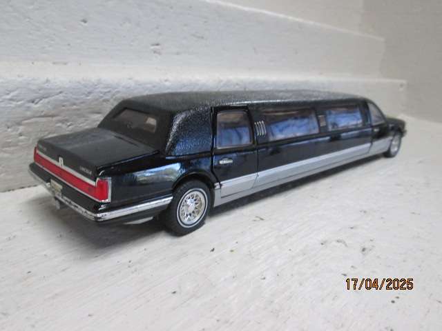 DIE CAST - 1:24 SCALE - FORD LINCOLN LIMOUSINE