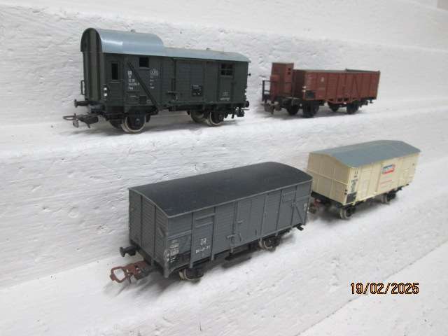 HO SCALE - PIKO - VARIOUS GOODS WAGONS - X4
