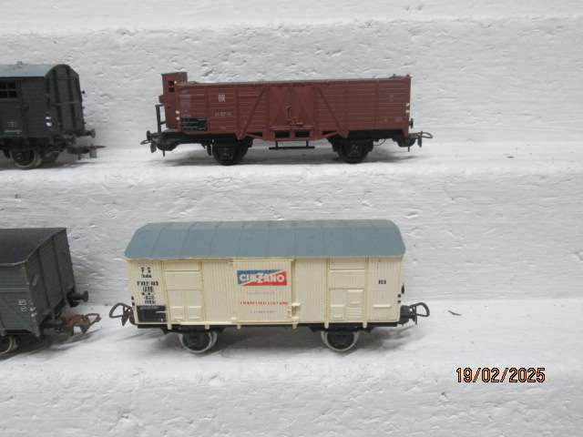 HO SCALE - PIKO - VARIOUS GOODS WAGONS - X4