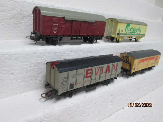 HO SCALE - LIMA - VARIOUS BOX CAR WAGONS - X4