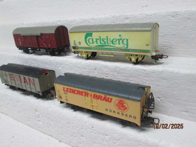 HO SCALE - LIMA - VARIOUS BOX CAR WAGONS - X4