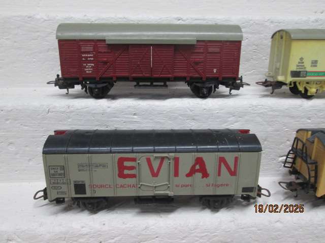 HO SCALE - LIMA - VARIOUS BOX CAR WAGONS - X4