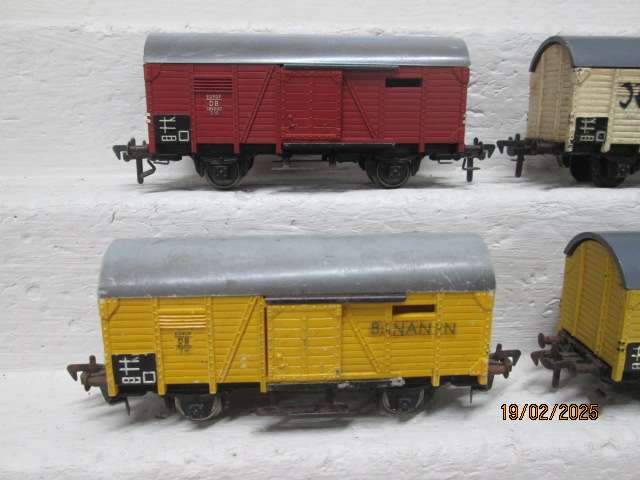 HO SCALE - FLEICHMANN - VARIOUS BOX CARS- X4