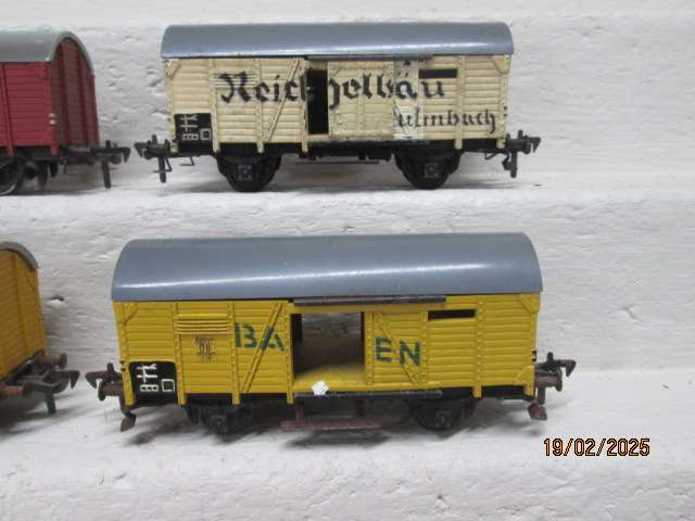HO SCALE - FLEICHMANN - VARIOUS BOX CARS- X4