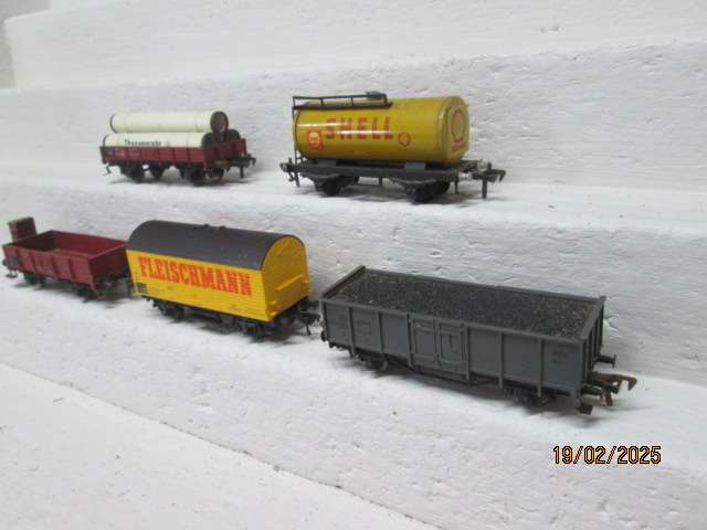HO SCALE - FLEICHMANN - VARIOUS GOODS WAGONS - X5