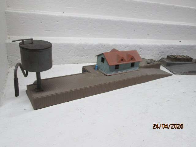 HO SCALE - PLATFORM BUILDINGS - X2