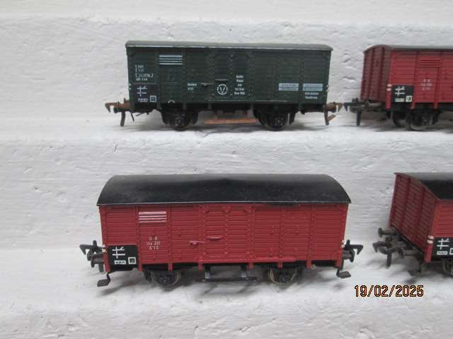 HO SCALE - FLEICHMANN - BOX CARS - X4
