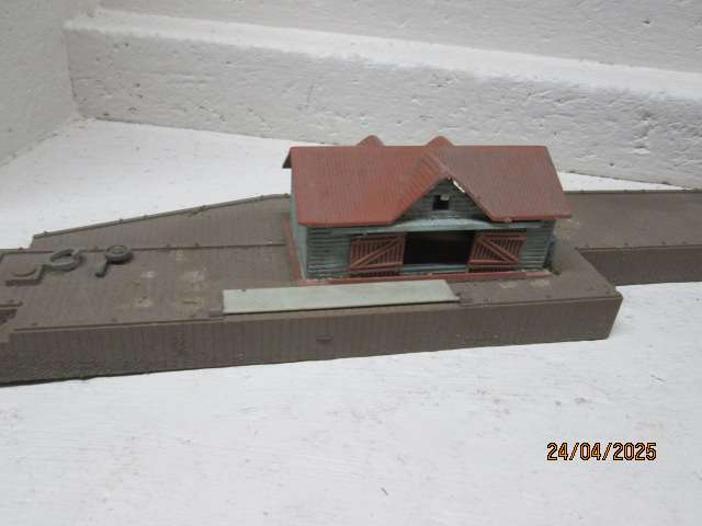 HO SCALE - PLATFORM BUILDINGS - X2