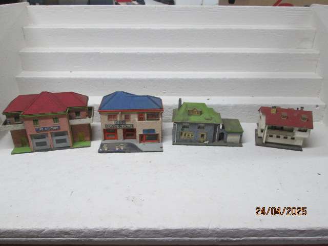 HO/OO  SCALE - FALLER - VARIOUS OLD BUILDINGS - X4