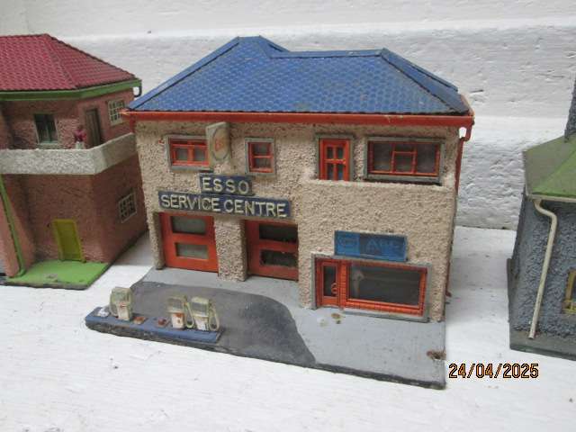 HO/OO  SCALE - FALLER - VARIOUS OLD BUILDINGS - X4