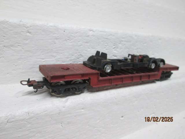 OO SCALE -TRIANG - LOWELL - GOODS WAGON WITH MINIC LOAD
