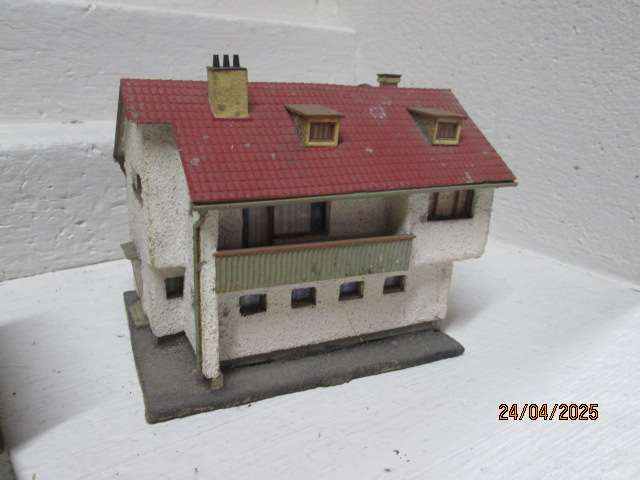 HO/OO  SCALE - FALLER - VARIOUS OLD BUILDINGS - X4