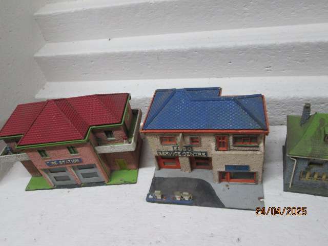 HO/OO  SCALE - FALLER - VARIOUS OLD BUILDINGS - X4