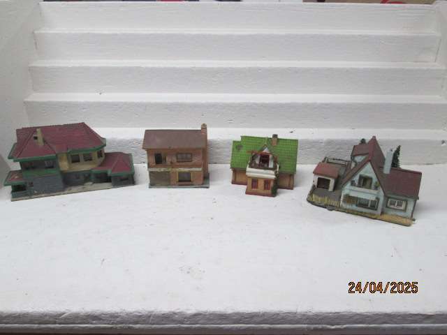 HO/OO  SCALE - FALLER - VARIOUS OLD BUILDINGS - X4
