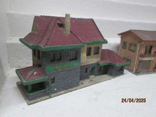 HO/OO  SCALE - FALLER - VARIOUS OLD BUILDINGS - X4