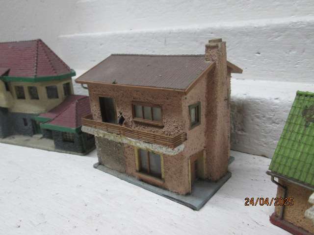 HO/OO  SCALE - FALLER - VARIOUS OLD BUILDINGS - X4