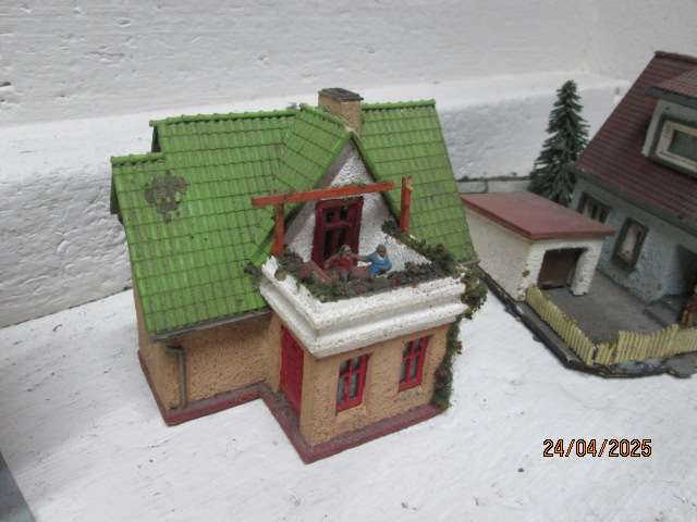 HO/OO  SCALE - FALLER - VARIOUS OLD BUILDINGS - X4