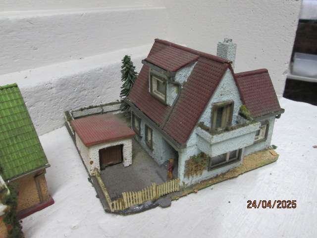 HO/OO  SCALE - FALLER - VARIOUS OLD BUILDINGS - X4