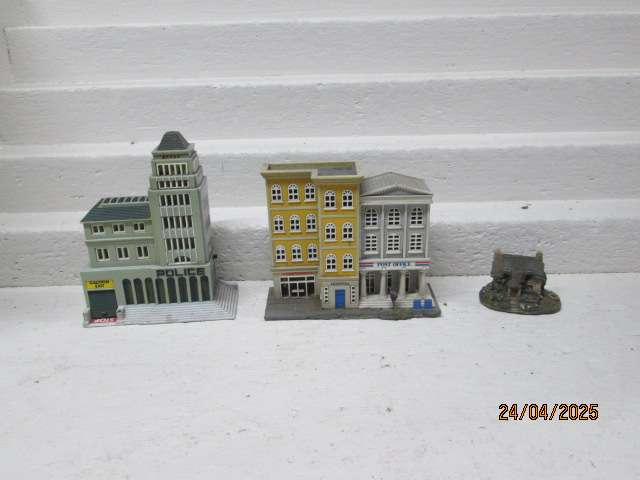 N SCALE - VARIOUS BUILDINGS - X3