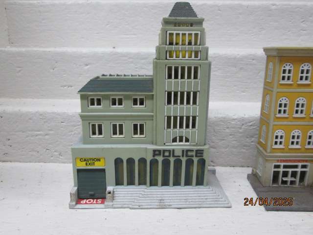N SCALE - VARIOUS BUILDINGS - X3