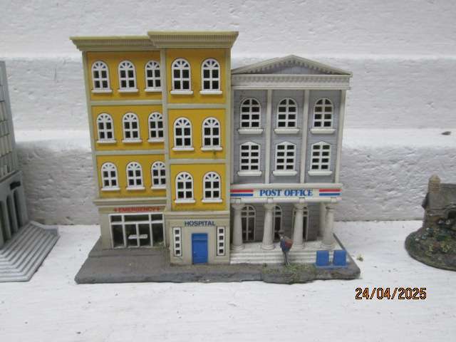 N SCALE - VARIOUS BUILDINGS - X3