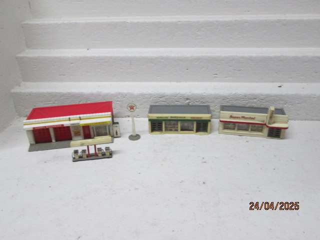 HO SCALE - GARAGE + X2 BUILDINGS