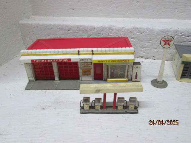 HO SCALE - GARAGE + X2 BUILDINGS