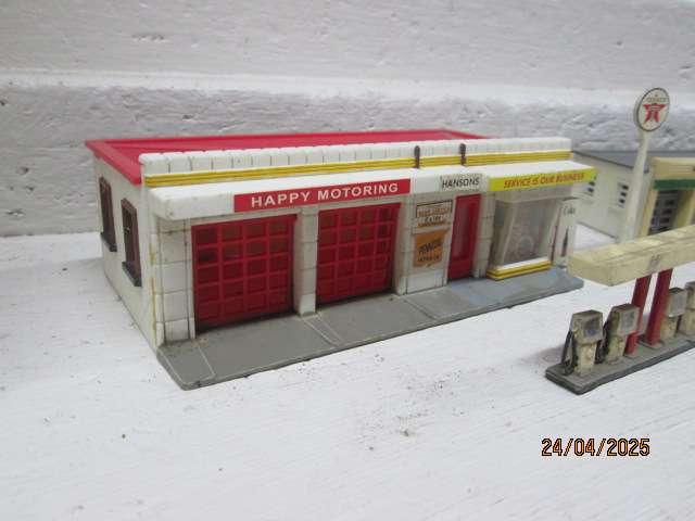 HO SCALE - GARAGE + X2 BUILDINGS