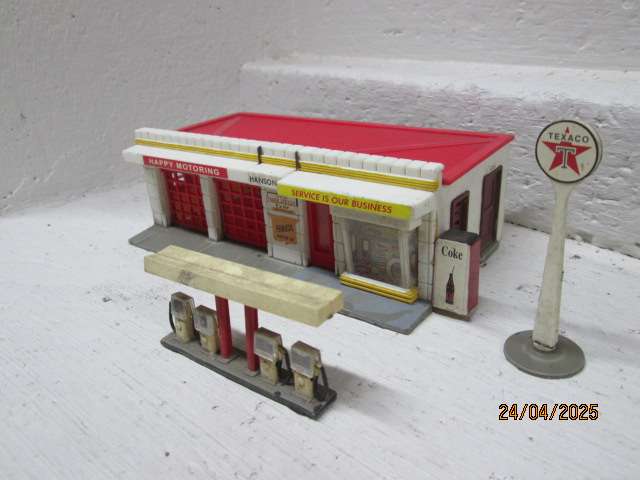 HO SCALE - GARAGE + X2 BUILDINGS