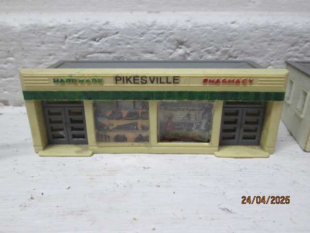 HO SCALE - GARAGE + X2 BUILDINGS