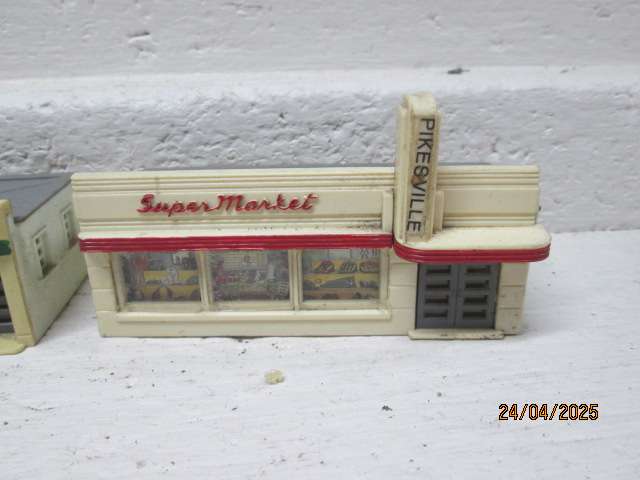 HO SCALE - GARAGE + X2 BUILDINGS