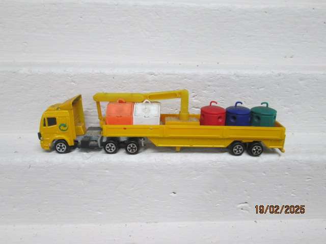 HO SCALE - MAJORETTE - MERCEDES ROAD TRUCK AND TRAILER