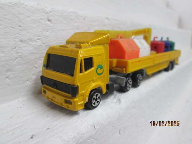 HO SCALE - MAJORETTE - MERCEDES ROAD TRUCK AND TRAILER