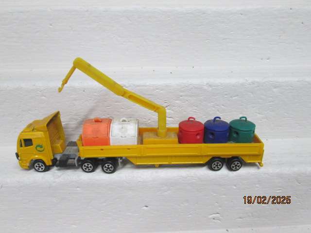 HO SCALE - MAJORETTE - MERCEDES ROAD TRUCK AND TRAILER