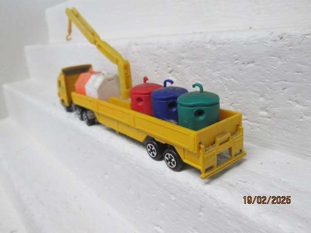 HO SCALE - MAJORETTE - MERCEDES ROAD TRUCK AND TRAILER