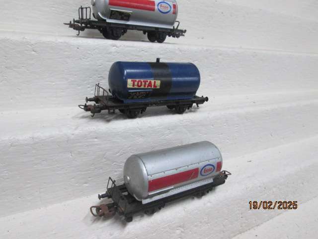 HO SCALE - LIMA - X3 PETROL TANKERS