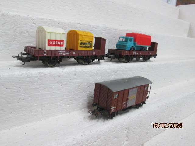 HO SCALE - LIMA - X3 VARIOUS GOODS WAGONS