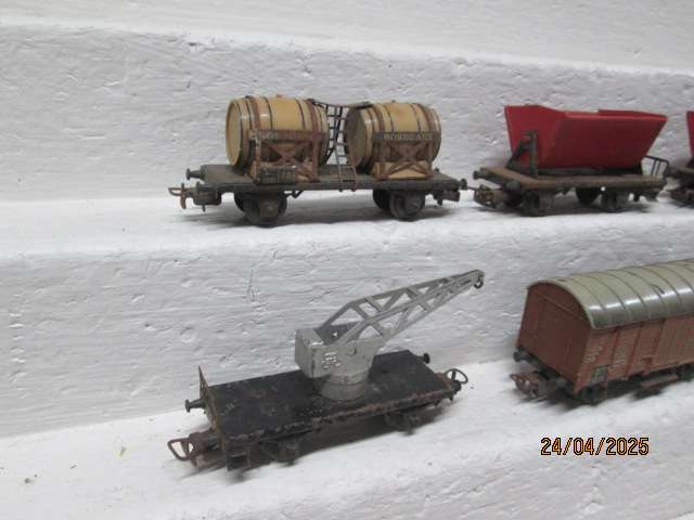 HO SCALE - MARKLIN - LOCO AND WAGONS - X5
