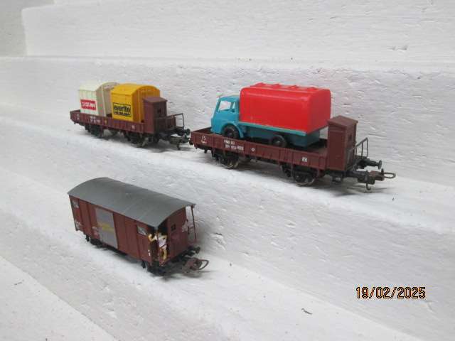 HO SCALE - LIMA - X3 VARIOUS GOODS WAGONS