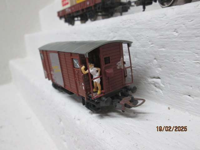 HO SCALE - LIMA - X3 VARIOUS GOODS WAGONS