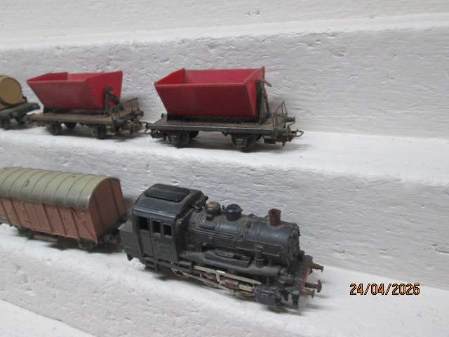 HO SCALE - MARKLIN - LOCO AND WAGONS - X5