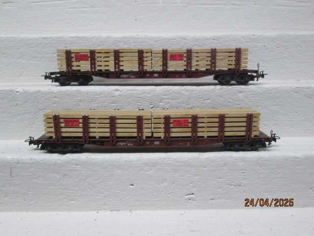 HO SCALE - MARKLIN - LONG OPEN WOOD CARRIER WAGONS - X2 - (2-RAIL)