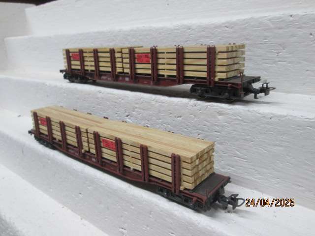 HO SCALE - MARKLIN - LONG OPEN WOOD CARRIER WAGONS - X2 - (2-RAIL)
