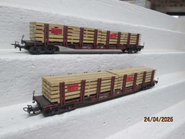 HO SCALE - MARKLIN - LONG OPEN WOOD CARRIER WAGONS - X2 - (2-RAIL)