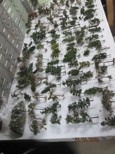 HO SCALE - LARGE AMOUNT OF TREES