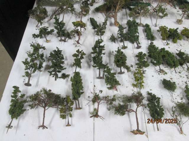 HO SCALE - LARGE AMOUNT OF TREES