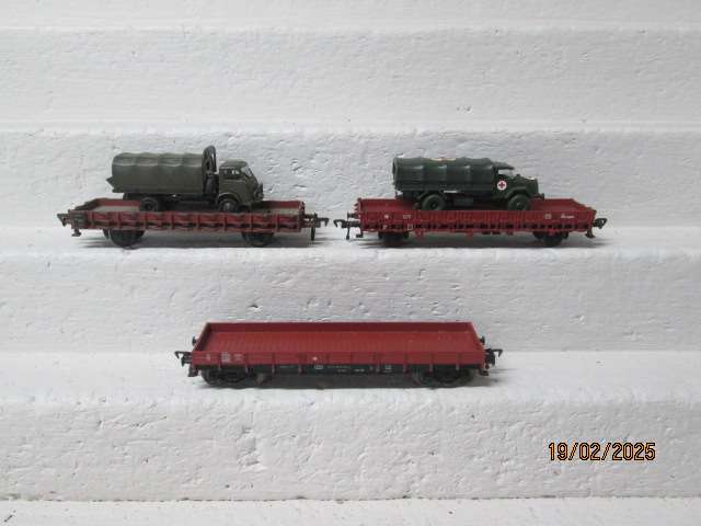 HO SCALE - FLEICHMANN - OPEN WAGONS WITH ARMY LOAD - X3 BOXED